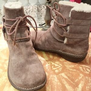 UGG AUSTRAILIA SZ 11 CASPIA ANKLE TIE BOOTS AUTHENTIC SHEEPSKIN WINTER TAUPE